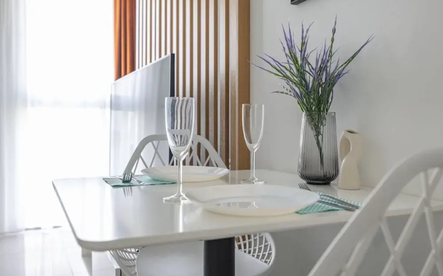 Aura 40 by Q4 Apartments