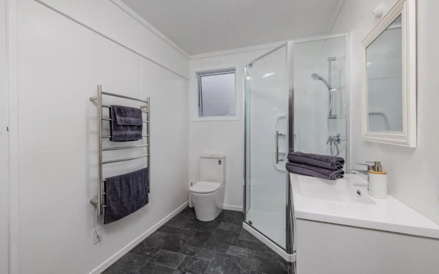 Waterfront Beach House - Paihia Holiday Home