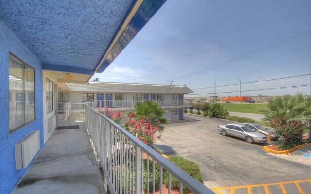 Studio 6 San Antonio, TX - Fort Sam Houston Area