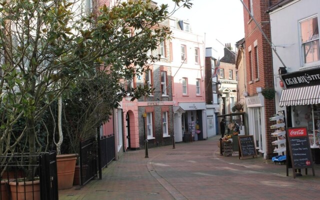 The Nautilus Cowes IOW Sleeps 4 & Private Garden
