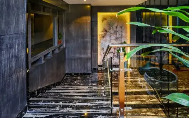 Qianhui Hotel (Chongqing Daping Longhu Times Tianjie Store)