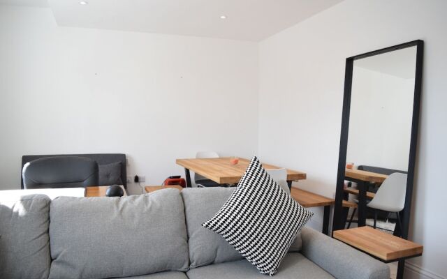 Bright 2 Bedroom With Balcony in Wandsworth