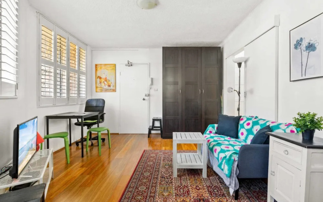 Convenient Studio in Trendy Inner-city Suburb – Guest Rooms – Sydney