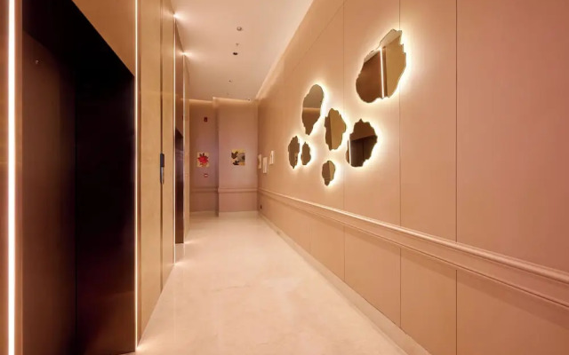 Iris Sarovar Portico