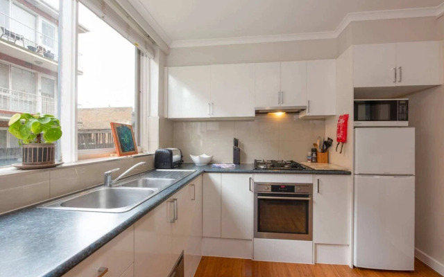 Light 2 Bedroom Apartment in Elwood With Balcony