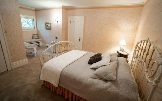 McCloud Hotel