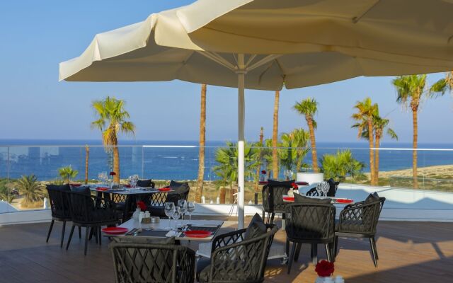 Leonardo Crystal Cove Hotel & Spa by the sea