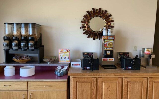 Econo Lodge Inn & Suites