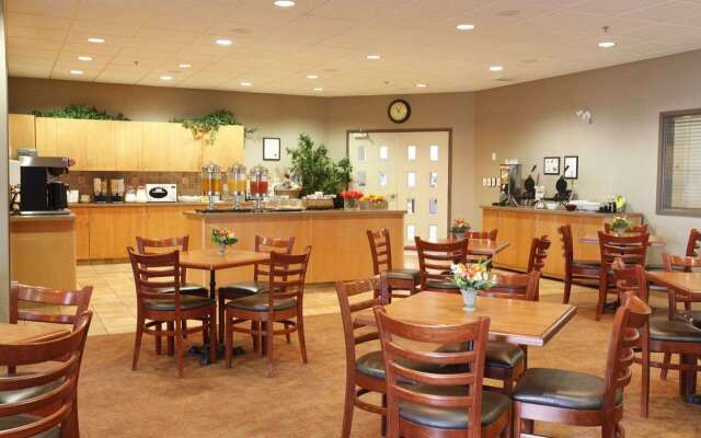 Pomeroy Inn & Suites Hotel Dawson Creek
