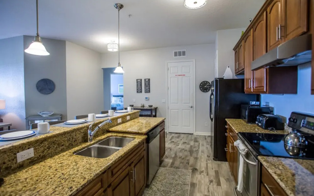 Altavista Lakeview 3 Bedroom Condo by RedAwning