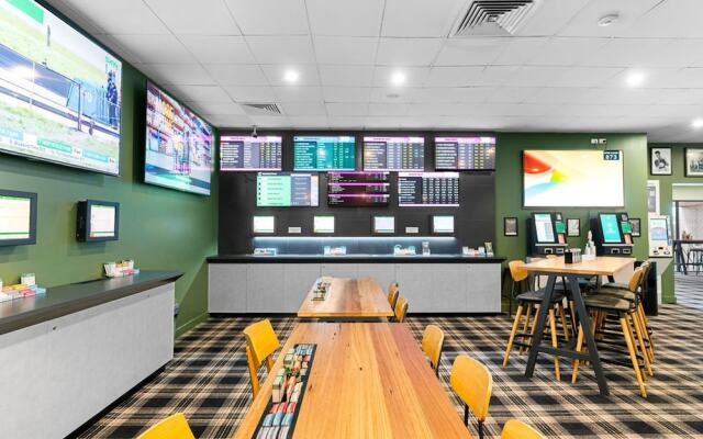 Morayfield Tavern & Motel