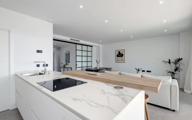 Brand New, Elegant Three Bed Apartment