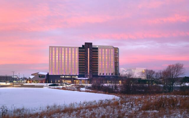 Omni Viking Lakes Hotel