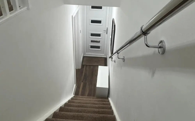 Contemporary 2bed House With Parking