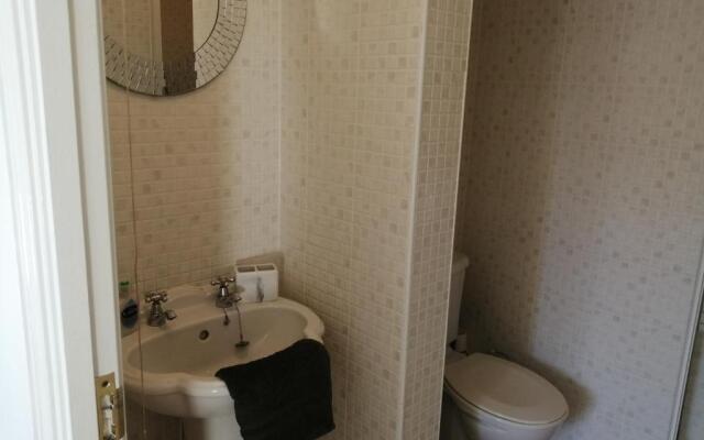 Spacious townhouse with sea views near Cardiff