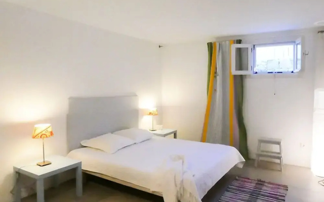 Glyfada CN Cheerful 5 Bedroom Home on the Beach