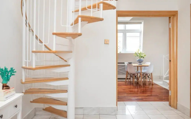 Stylish 2-bed Flat by Piccadilly Circus & Mayfair