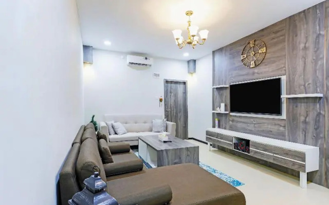 Capital O 91407 Kb Luxury Hostel