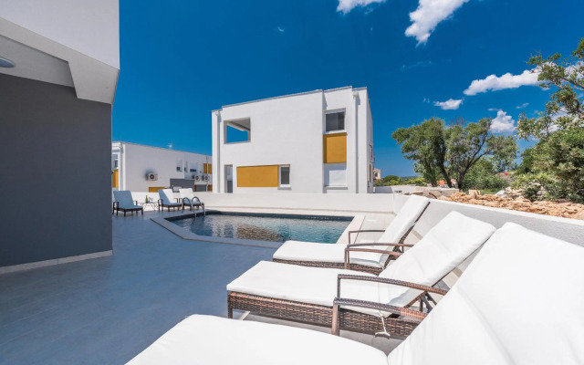 Merima 1 luxury ap with a pool