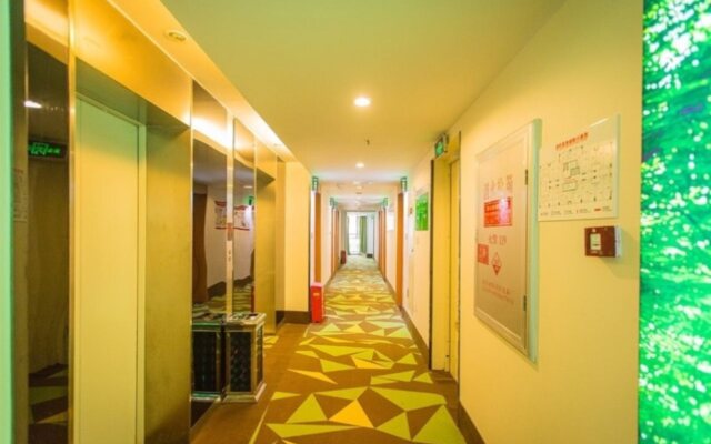 Vatica Chongqing University Town Subway Station Hee Street Pedestrian