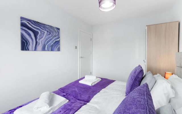 Spacious 4bedroom House-01 in Farnham Royal Slough