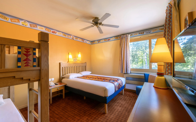 Отель Disney Hotel Santa Fe