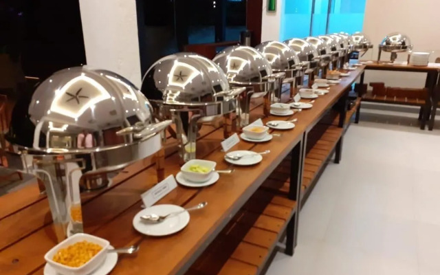 The Lake Forest Hotel