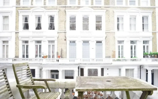 West Kensington Stunning 2 Bedroom Flat With Balcony