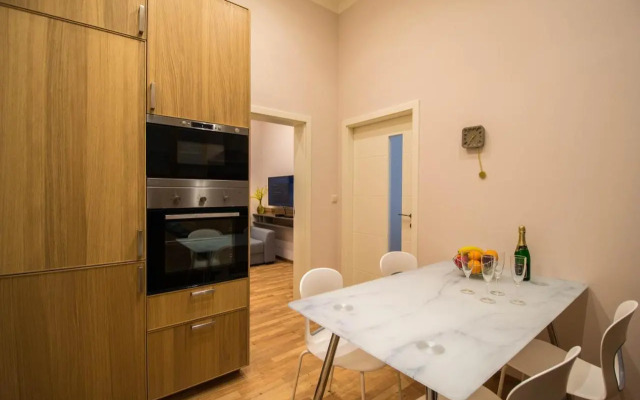 Bourgeois Apartment in Cultural Heritage Building by Ruterra