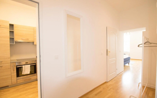 Studio-Apartment between Schoenbrunn & the City Center (09)