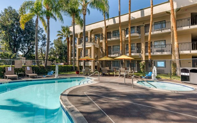 Comfort Inn & Suites Orange County John Wayne Airport