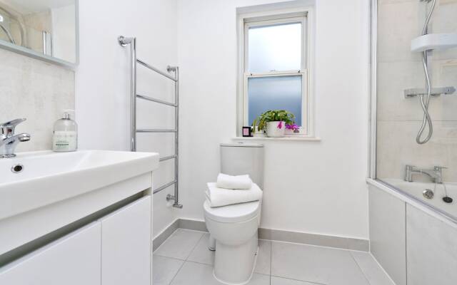 Superb Maisonette With Patio Garden Close to Battersea Park by Underthedoormat