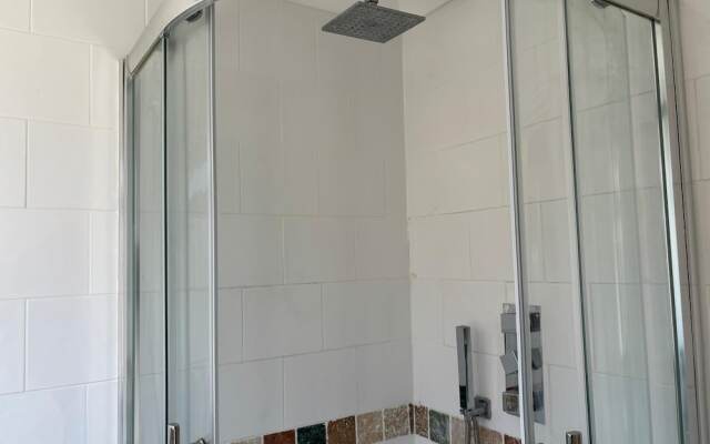 Bungalow-2bed-1bath-petfriendly-parking
