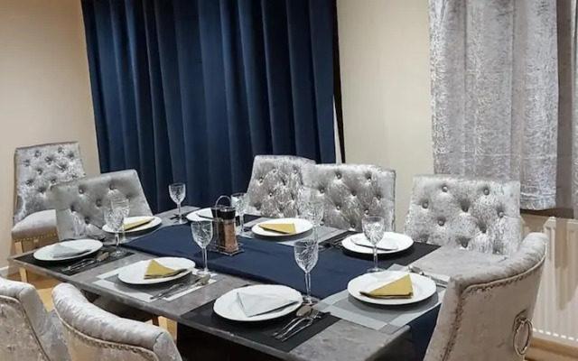 Lovely 3-bed House in Luton