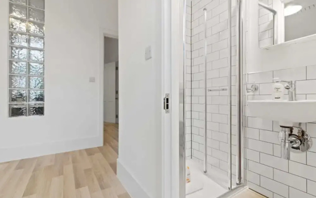 Refined, Light 1 Bed Apt w Balcony in Brixton