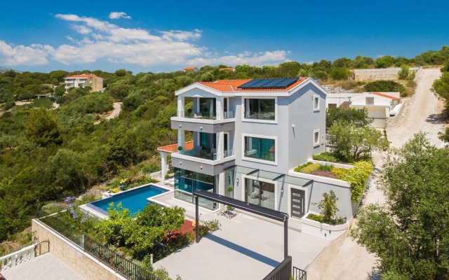 Beachfront Villa Azzurro With Pool