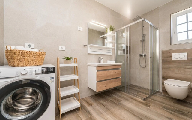 Luxury Villa With Heated Pool 05