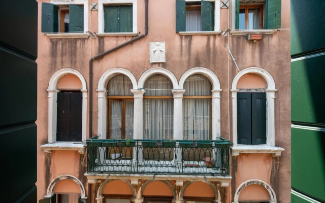 Venice Grand Canal Style Apt 3 by Wonderful Italy