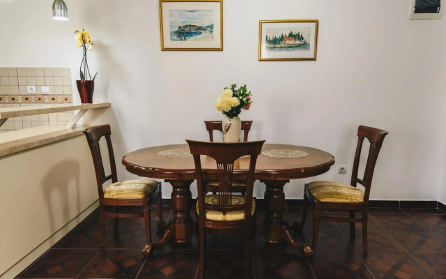 El Mar Apartments