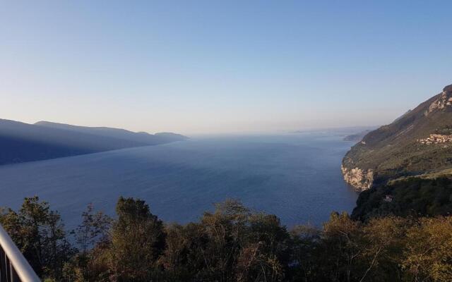 Appartamento Tobias 201 La Portella by Gardadomusmea