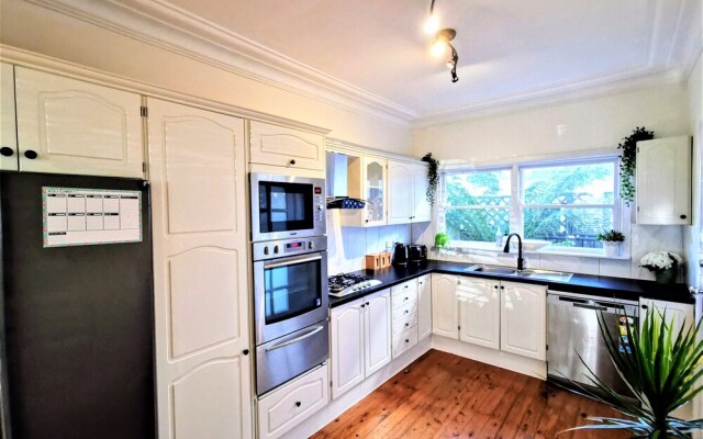 Comfy 4 Bedroms Corner House