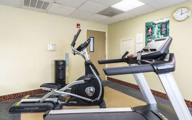 Econo Lodge Inn & Suites East