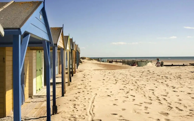 Sunny Seafront Chalet - Sleeps 6