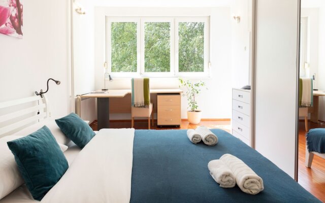 Bright 2bdr Apartment With a Balcony