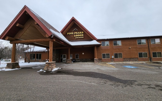 Pine Peaks Lodge & Suites