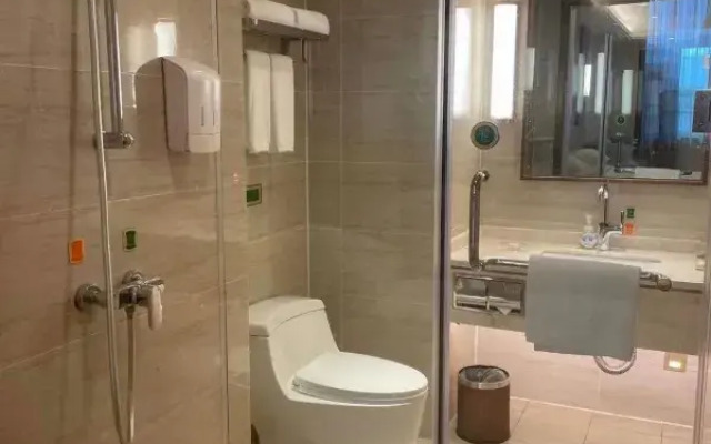 Vienna International Hotel (Xinyang Railway Station Tianrun Plaza Store)