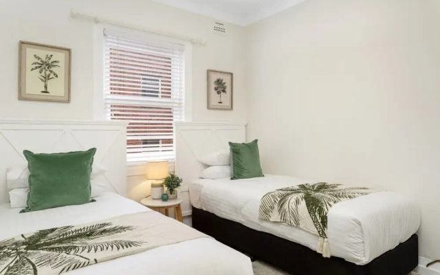 Spacious 2-bed Apartment in the Heart of Manly – Guest Rooms – Sydney