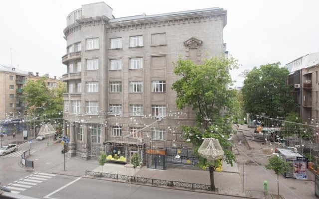 Royal Apartment On Bazhanova 11 A