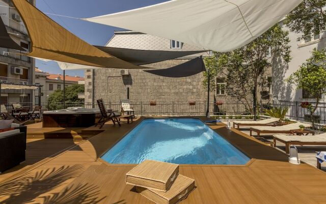 Evala luxury rooms with pool and garden