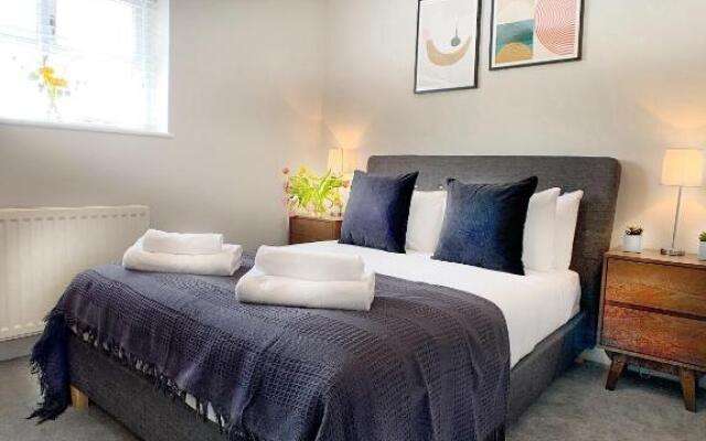 Ascot - Immaculate 2 bed House with parking